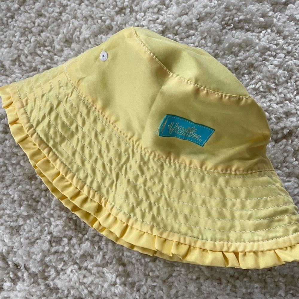 UV skins reversible hat for the beach. Excellent condition.